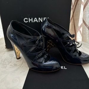 🆕Chanel strappy gold tone wedges